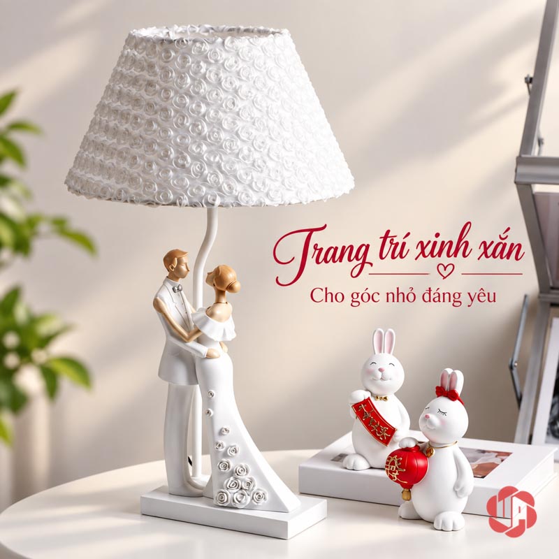 Đèn Ngủ Trang Trí Cô Dâu Chú Rể, Chao Hoa Hồng UPN033 Đèn mẫu ôm nhau bày cạnh đôi tượng thỏ nhỏ trên bàn