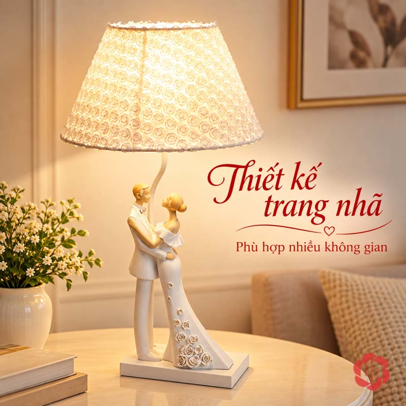 Đèn Ngủ Trang Trí Cô Dâu Chú Rể, Chao Hoa Hồng UPN033 Đèn mẫu ôm nhau đang sáng trên bàn tròn cạnh sofa