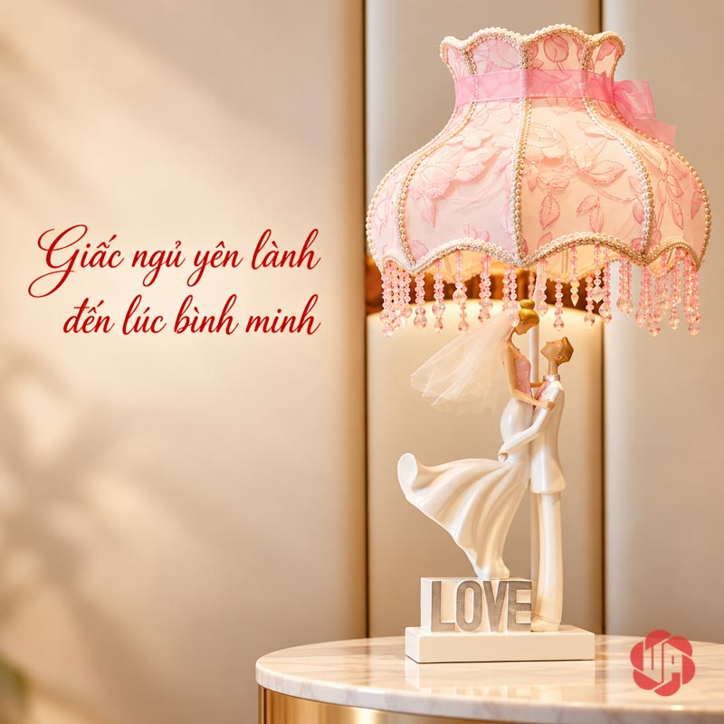 Đèn Ngủ Để Bàn Đôi Tình Nhân, Dáng Bế Cô Dâu UPN007 Đèn đôi tình nhân trên bàn tròn sáng, chao hồng có nơ và hạt rủ