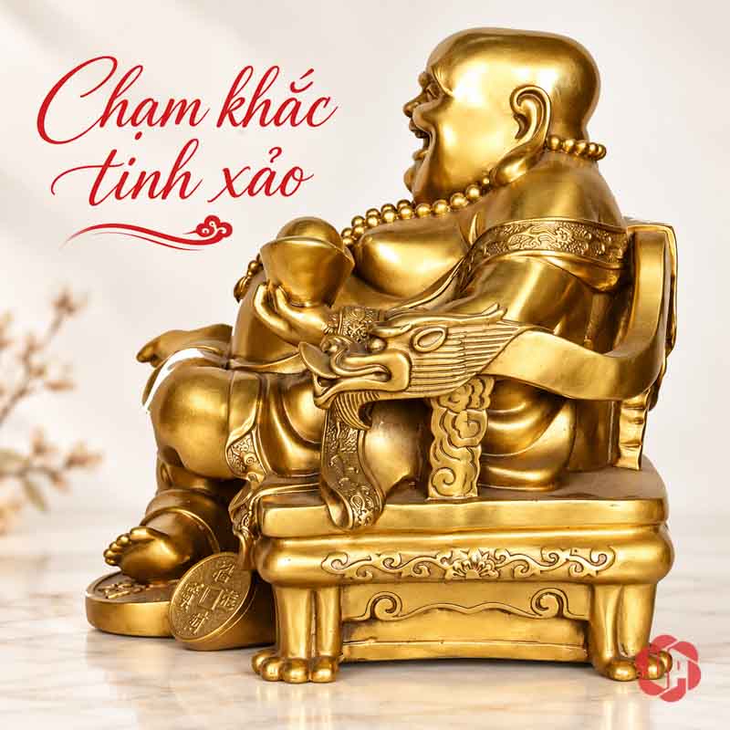 Tượng Phật Di Lặc Bằng Đồng May Mắn UPD068 Góc ngang tượng Di Lặc cho thấy tay vịn, chân ghế và nếp áo