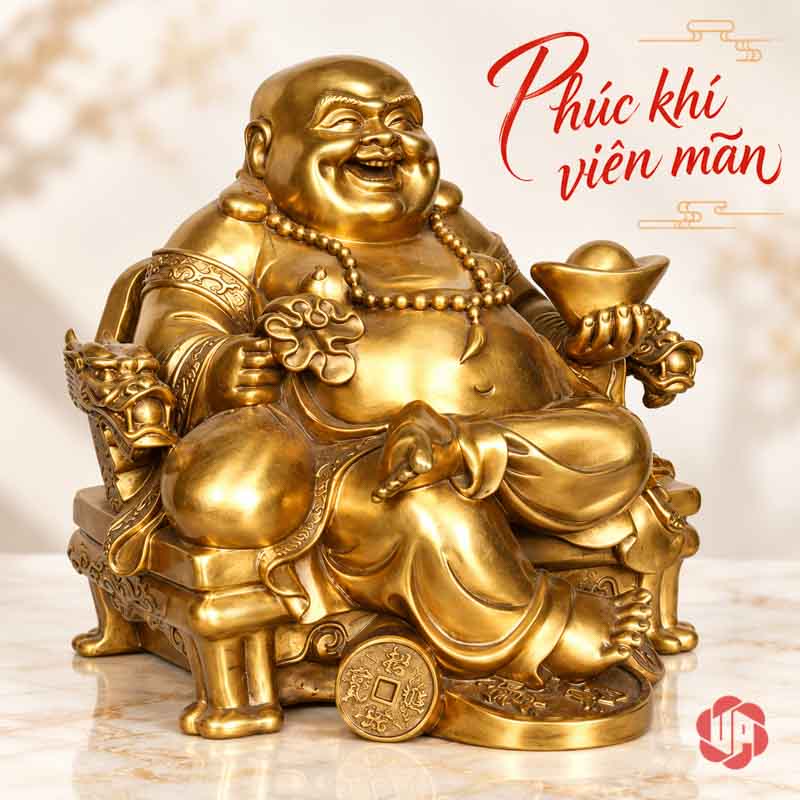 Tượng Phật Di Lặc Bằng Đồng May Mắn UPD068 Gương mặt tươi cười của tượng Di Lặc ngồi ghế, tay nâng thỏi vàng