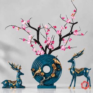 Hai tượng hươu xanh phối vàng hai bên tượng vòng tròn có chim vàng, cành hoa hồng phía sau