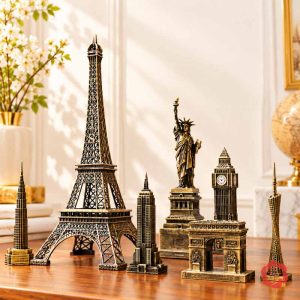 Nhóm mô hình kiến trúc màu đồng cổ trên bàn, Eiffel cao ở bên trái