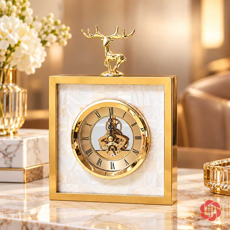 Đồ Trang Trí Bàn Làm Việc, Đồng Hồ Hươu Vàng UPHB01 Đồng hồ hươu vàng dáng vuông nền trắng trên bàn cạnh hoa