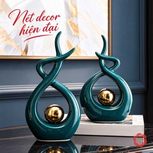 Đồ trang trí decor xanh ngọc bày lệch trước sau trên bàn đen