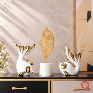 Đôi cá trắng vàng kèm ngọn lửa trên tủ phòng khách