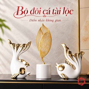 Đôi cá trắng vàng và ngọn lửa trên tủ đen viền vàng