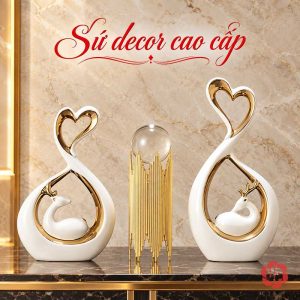 Đôi hươu trái tim đặt cạnh quả cầu trang trí