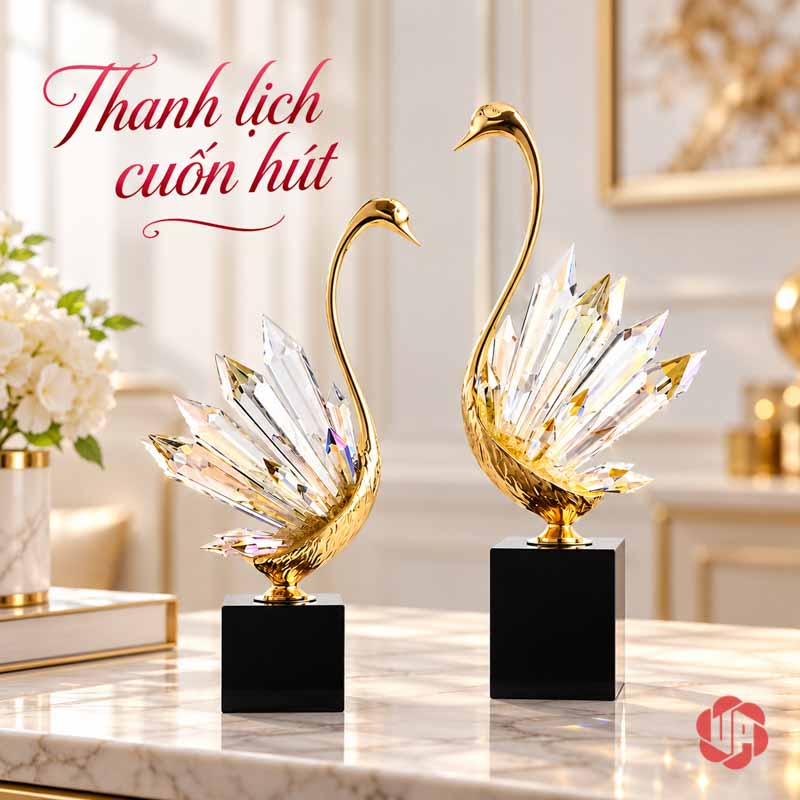 Tượng Decor Đôi Chim Thiên Nga Cao Cấp, Đồng Và Pha Lê UPD072-A Hai thiên nga cổ vàng cao thấp được bố trí lệch trên mặt bàn sáng