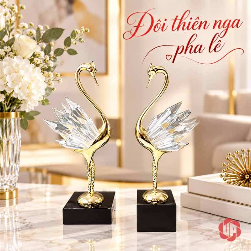 Tượng Decor Đôi Chim Thiên Nga Bằng Đồng UPD072 Hai tượng thiên nga cao thấp thân vàng, cánh trong suốt và đế đen