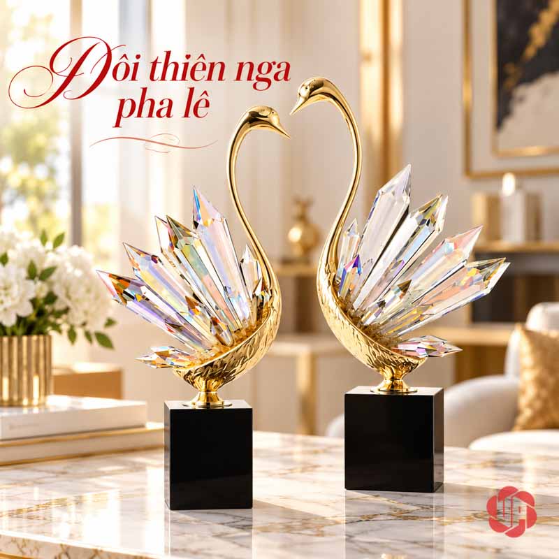 Tượng Decor Đôi Chim Thiên Nga Cao Cấp, Đồng Và Pha Lê UPD072-A Đôi thiên nga đuôi pha lê bày trên bàn đá trước nền phòng khách