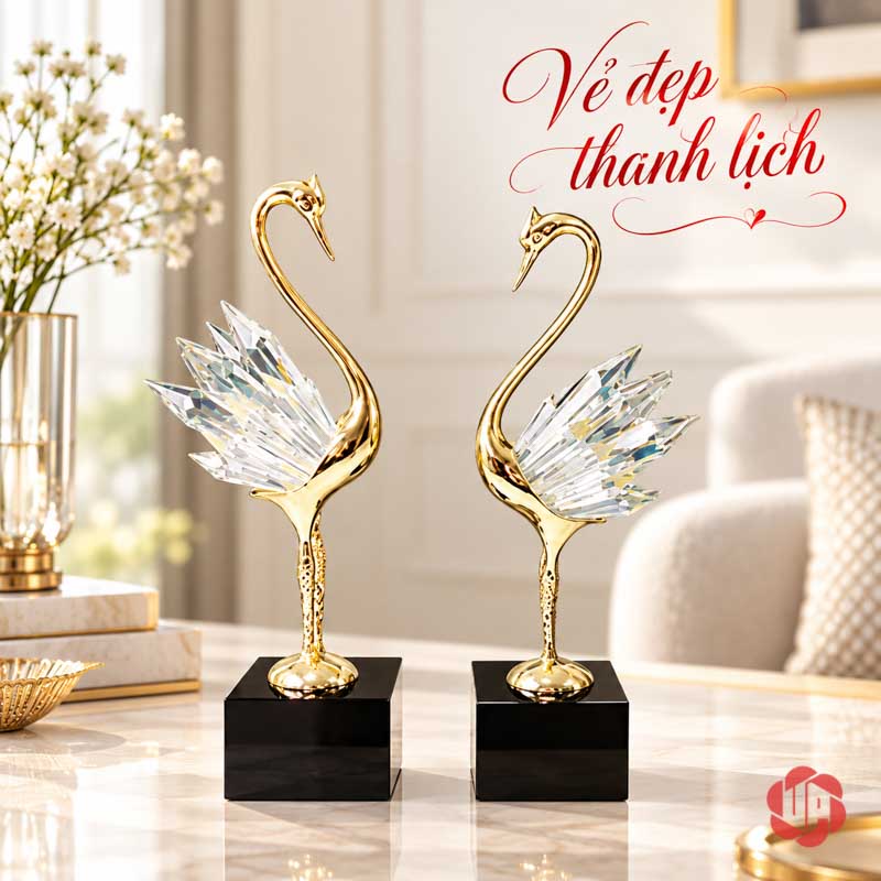 Tượng Decor Đôi Chim Thiên Nga Bằng Đồng UPD072 Đôi thiên nga trên hai chân đế đen trước nền phòng khách sáng màu