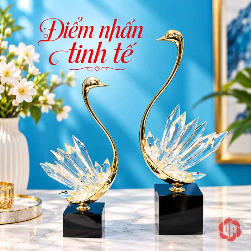 Tượng Decor Đôi Chim Thiên Nga Cao Cấp, Đồng Và Pha Lê UPD072-A Hai tượng thiên nga đuôi pha lê trên đế đen trước nền xanh