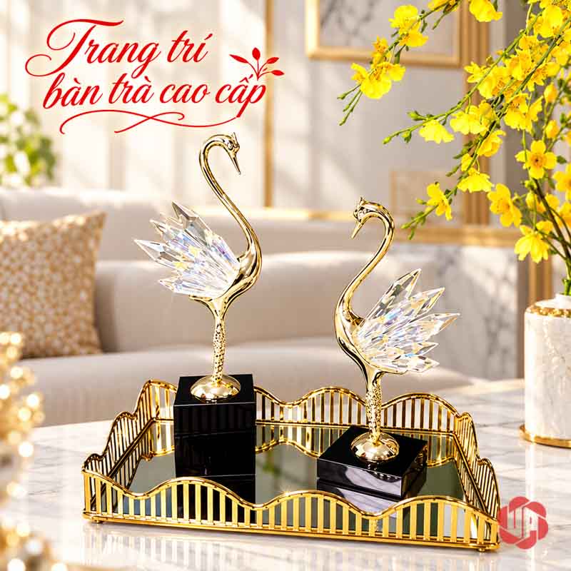Tượng Decor Đôi Chim Thiên Nga Bằng Đồng UPD072 Đôi thiên nga bày trên khay ở bàn trà cạnh bình hoa vàng