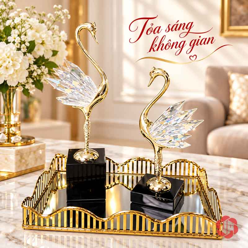 Tượng Decor Đôi Chim Thiên Nga Bằng Đồng UPD072 Đôi thiên nga ánh vàng, cánh trong suốt trên đế đen bày trong khay