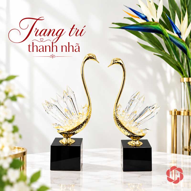 Tượng Decor Đôi Chim Thiên Nga Cao Cấp, Đồng Và Pha Lê UPD072-A Đôi thiên nga trên mặt bàn sáng, nền trắng và bình cây xanh bên cạnh