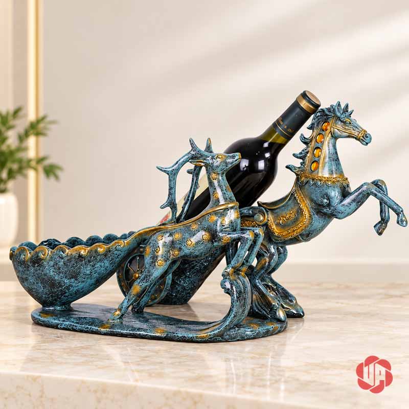 Kệ Rượu Vang Tuấn Mã Và Tuần Lộc Nghệ Thuật UP016R Kệ rượu vang tuấn mã và tuần lộc cùng xuất hiện trong ảnh nền sáng, thể hiện khác biệt hình dáng hai mẫu.