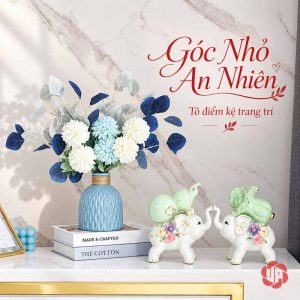 Đôi voi gốm sứ bên bình hoa xanh và sách
