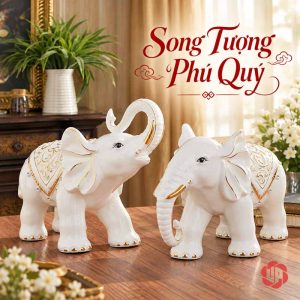 Đôi voi trắng phối vàng đặt cạnh nhau trên bàn gỗ