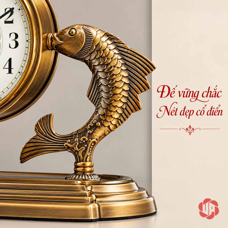 Đồng Hồ Để Bàn Đôi Cá Chép, Song Ngư Vọng Nguyệt UPHB24 Cận đuôi cá và chân gắn trên đế nhiều tầng màu vàng đồng