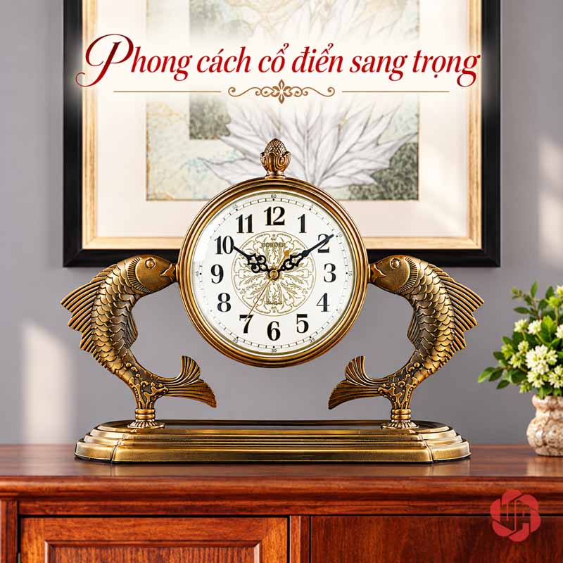 Đồng Hồ Để Bàn Đôi Cá Chép, Song Ngư Vọng Nguyệt UPHB24 Đồng hồ đôi cá chép trên tủ gỗ phía dưới tranh