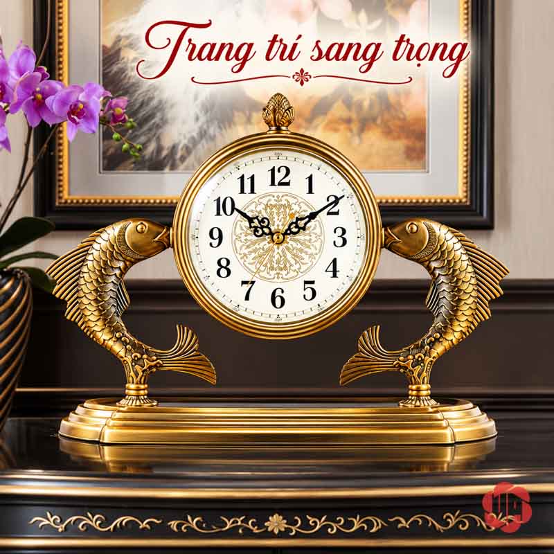 Đồng Hồ Để Bàn Đôi Cá Chép, Song Ngư Vọng Nguyệt UPHB24 Đồng hồ cá chép ánh vàng trên tủ tối cạnh hoa