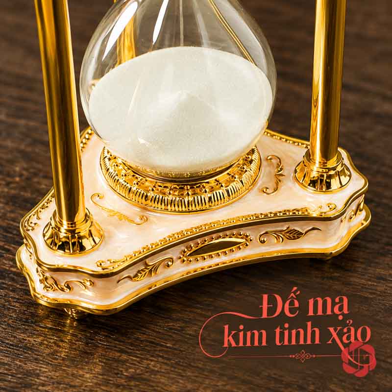 Đồ Trang Trí Bàn Làm Việc, Đồng Hồ Cát Cổ Điển UPV004 Cận bầu cát dưới và đế có họa tiết ánh vàng