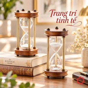 Hai đồng hồ cát gỗ đặt cạnh và trên chồng sách