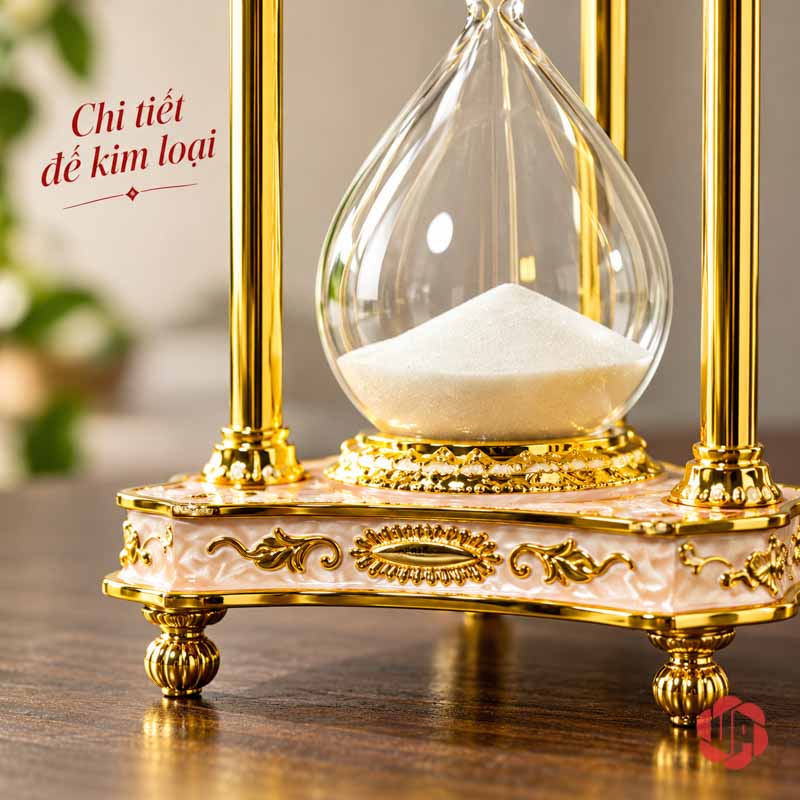 Đồ Trang Trí Bàn Làm Việc, Đồng Hồ Cát Cổ Điển UPV004 Cận viền đế hoa văn và các chân nhỏ của đồng hồ cát
