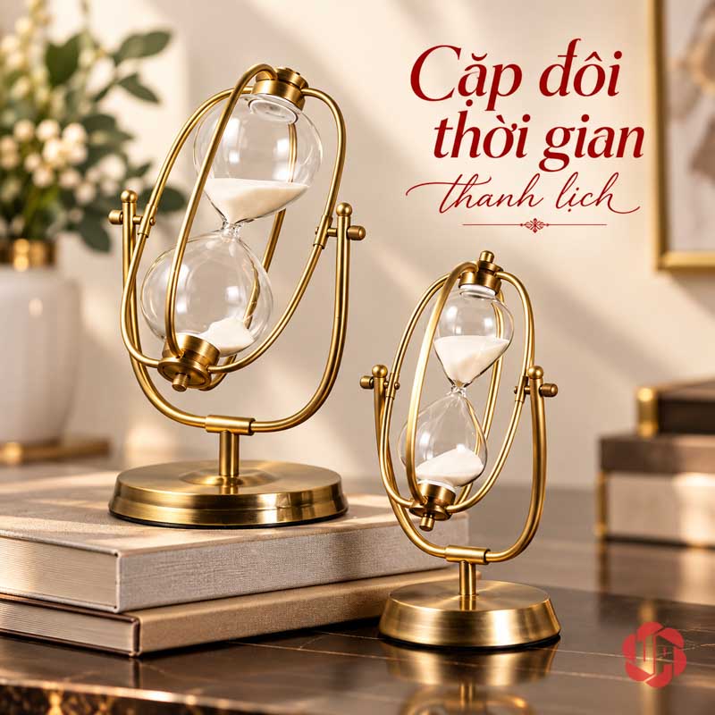 Đồng Hồ Cát Trang Trí Khung Oval Vàng UPV007-A Hai cỡ đồng hồ cát oval đặt cạnh chồng sách