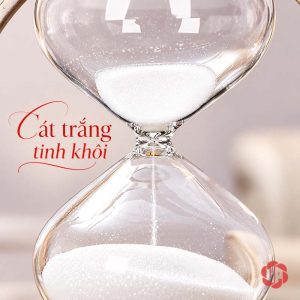 Đồng hồ cát trang trí cận cảnh cát trắng trong hai bầu thủy tinh