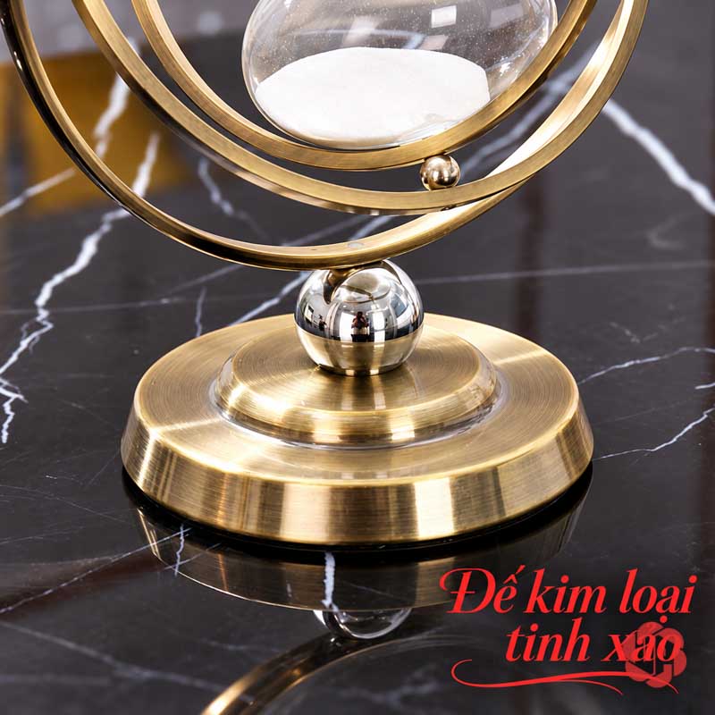 Đồng Hồ Cát Đẹp Trang Trí Khung Vàng UP036 Đồng hồ cát trang trí cận cảnh chân đế tròn trên mặt bàn đen