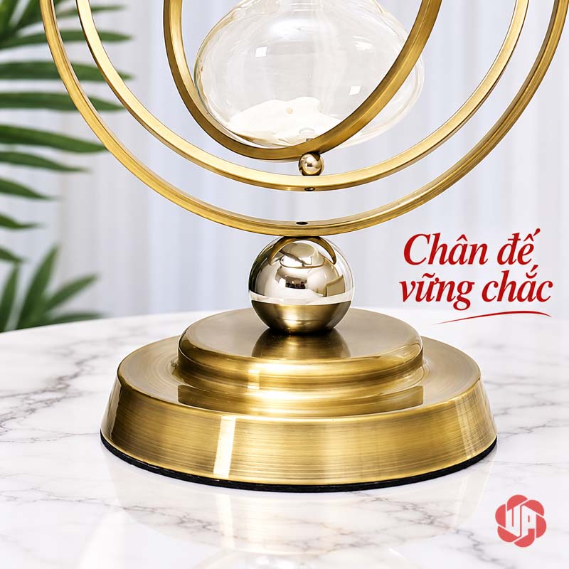 Đồng Hồ Cát Đẹp Trang Trí Khung Vàng UP036 Đồng hồ cát trang trí cận cảnh chân đế vàng và khớp nối màu bạc