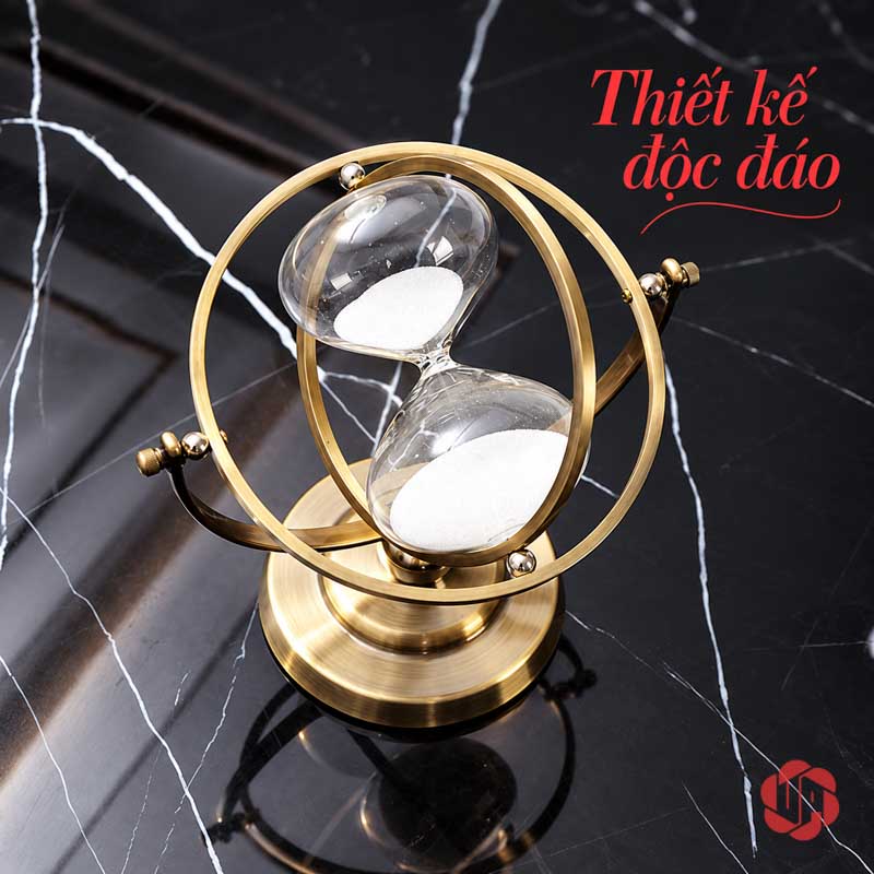 Đồng Hồ Cát Đẹp Trang Trí Khung Vàng UP036 Đồng hồ cát trang trí nhìn chéo từ trên với các vòng khung vàng