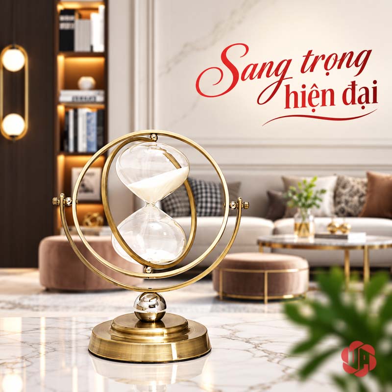 Đồng Hồ Cát Đẹp Trang Trí Khung Vàng UP036 Đồng hồ cát trang trí trên bàn trắng giữa không gian sofa hiện đại