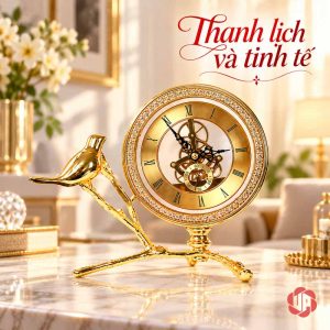 Đồng hồ chim vàng thấp trên bàn sáng trước nền hoa trắng