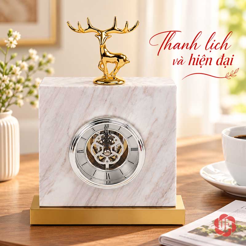 Đồng Hồ Để Bàn Cao Cấp, Hươu Vàng Đá Cẩm Thạch UPHB02 Đồng hồ đá trắng trên bàn gỗ bên sách và tách trắng