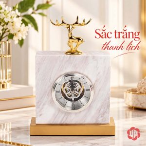 Đồng hồ nền đá trắng vân xám, mặt số ánh bạc, tượng hươu vàng