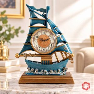 Đồng hồ thuyền buồm xanh viền vàng đặt trên bàn sáng