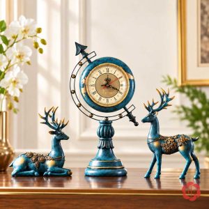 Bộ đồng hồ địa cầu xanh, một hươu nằm và một hươu đứng trên bàn