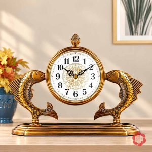 Đồng hồ đôi cá chép vàng đồng trên mặt tủ sáng cạnh hoa