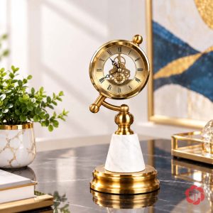 Đồng hồ cổ điển chân đá trắng trên bàn tối cạnh chậu cây