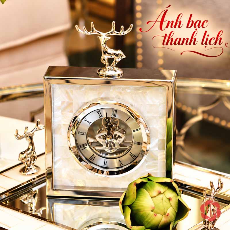 Đồ Trang Trí Bàn Làm Việc, Đồng Hồ Hươu Vàng UPHB01 Đồng hồ vuông nền trắng với mặt số và khung ánh bạc trong phối cảnh