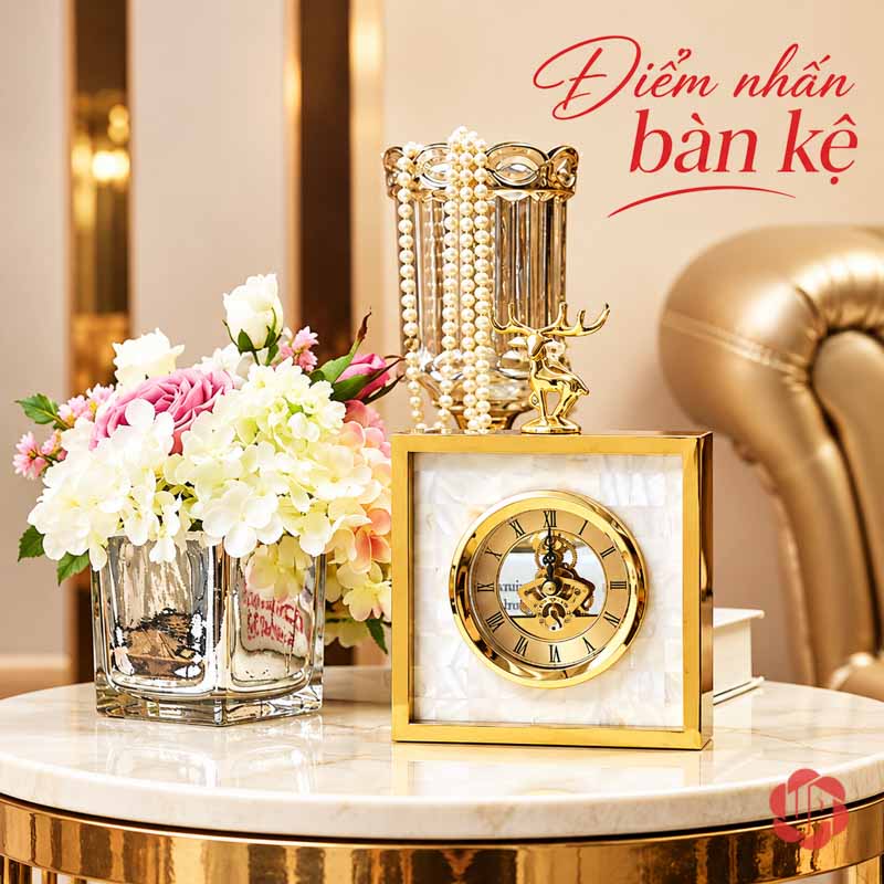 Đồ Trang Trí Bàn Làm Việc, Đồng Hồ Hươu Vàng UPHB01 Đồng hồ hươu vuông bày cạnh bình hoa trên bàn tròn