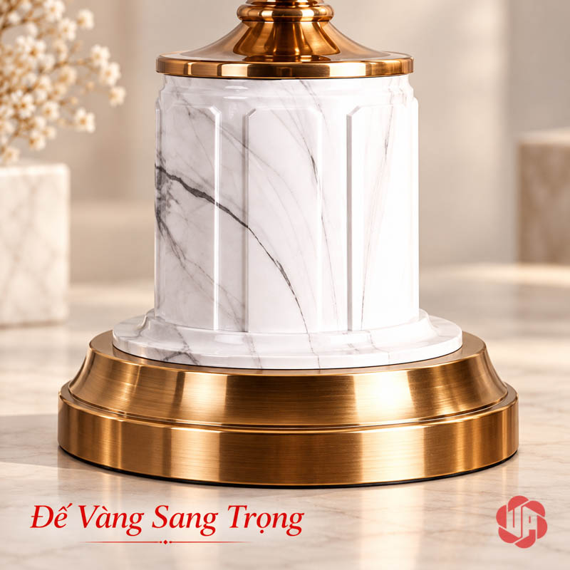 Bộ Đồng Hồ Trang Trí Cao Cấp Và Đôi Hươu Vân Đá UPHB22 Cận chân trụ trắng có rãnh dọc trên đế tròn ánh vàng