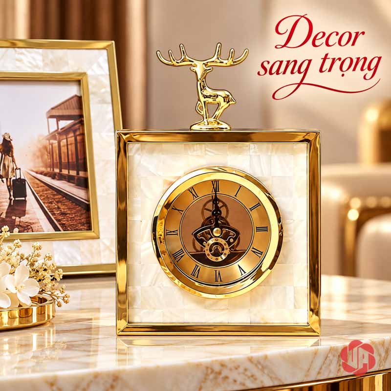 Đồ Trang Trí Bàn Làm Việc, Đồng Hồ Hươu Vàng UPHB01 Đồng hồ hươu nền sáng cạnh khung tranh và hoa trắng
