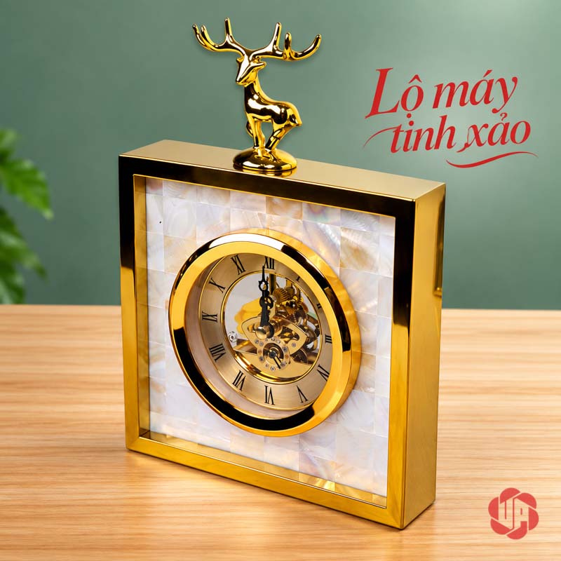 Đồ Trang Trí Bàn Làm Việc, Đồng Hồ Hươu Vàng UPHB01 Đồng hồ hươu nền trắng trên bàn gỗ trước phông xanh lá