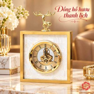 Đồng hồ hươu vàng dáng vuông nền trắng trên mặt bàn sáng