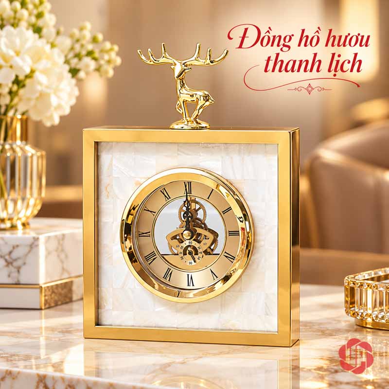 Đồ Trang Trí Bàn Làm Việc, Đồng Hồ Hươu Vàng UPHB01 Đồng hồ hươu vàng dáng vuông nền trắng trên mặt bàn sáng