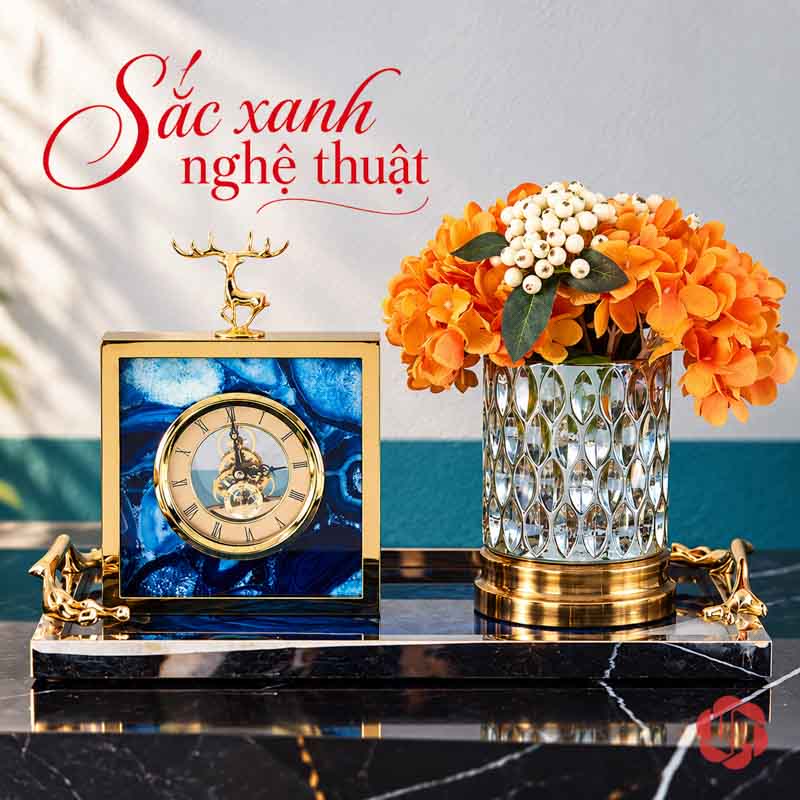 Đồ Trang Trí Bàn Làm Việc, Đồng Hồ Hươu Vàng UPHB01 Đồng hồ hươu dáng vuông nền xanh bên bình hoa cam